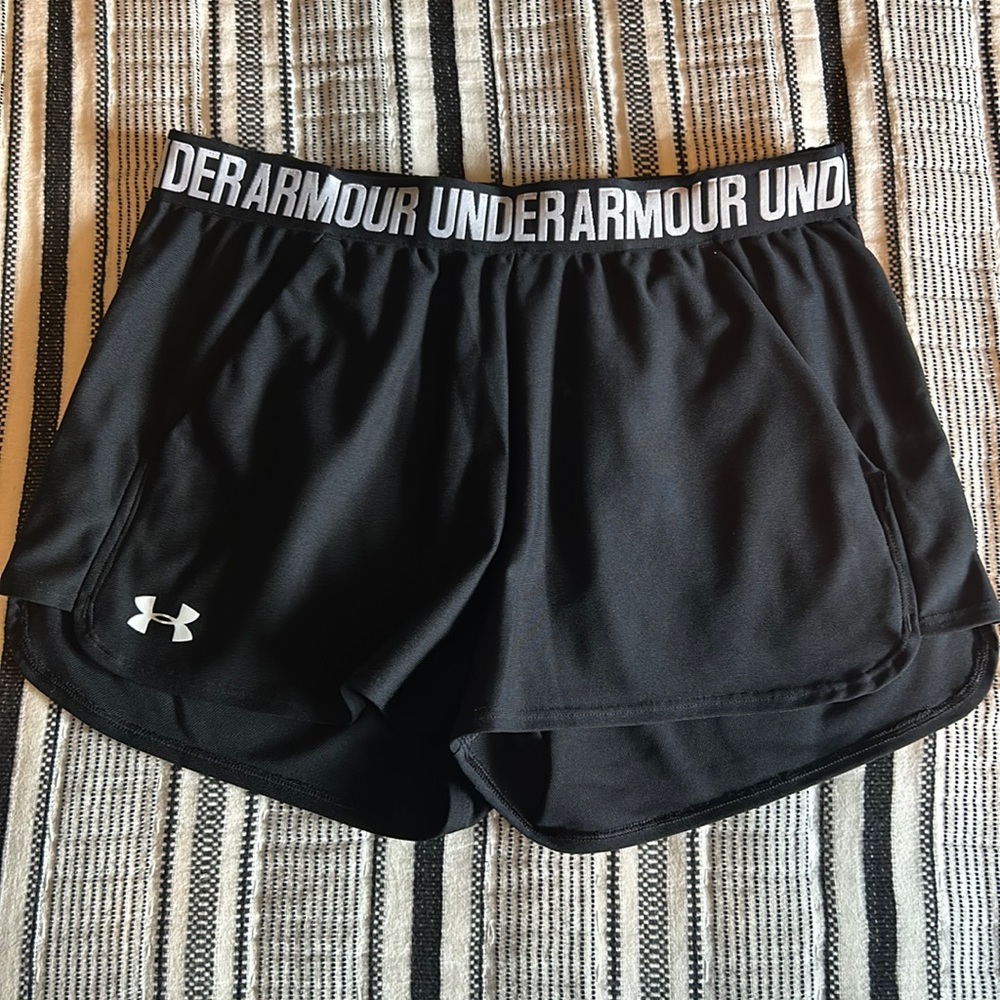 Black under armor shorts with pockets